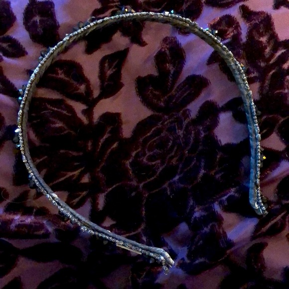 FINAL PRICE UNLESS BUNDLED. Black and silver cloth beaded headband - Picture 3 of 3